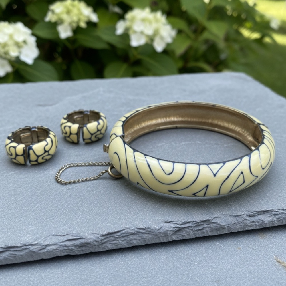 Vintage 1970’s Eisenberg Cream/Black Enamel Patterned Bangle Clip-On Earrings